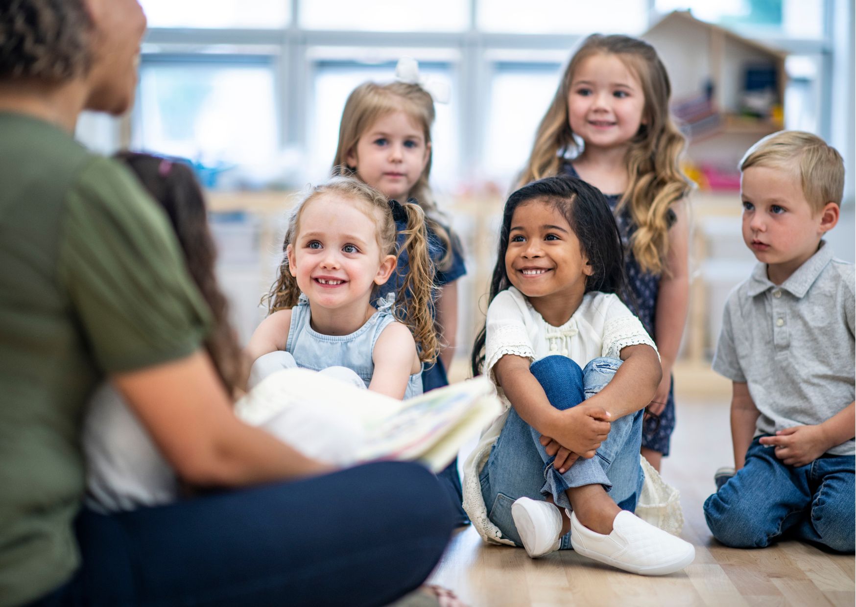 Mais de 2 milhões de crianças estão fora da creche por dificuldade de acesso; famílias mais pobres sofrem para conseguir vaga