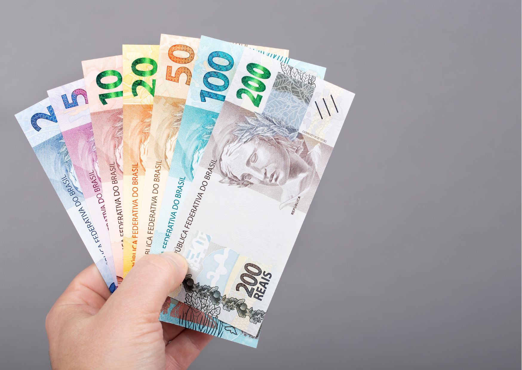 Governo sanciona isenção de IR para quem ganha até dois salários mínimos